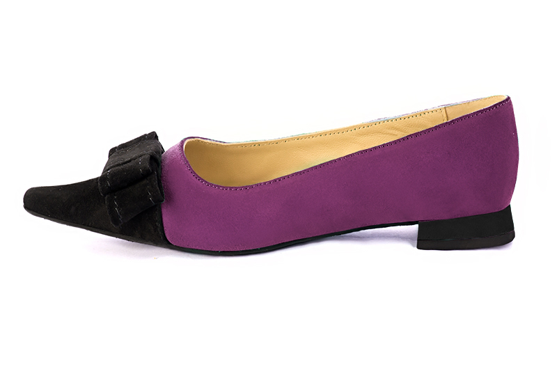 Matt black and mulberry purple women's dress pumps, with a knot on the front. Pointed toe. Flat flare heels. Profile view - Florence KOOIJMAN